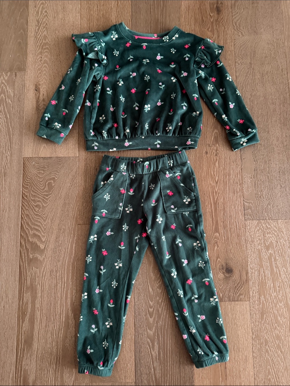 Girls Cat & Jack green floral velour matching set. Size:4T. Gently Used.